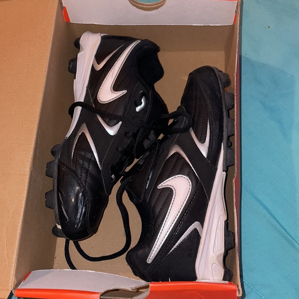 Nike Baseball Cleats - Picture 3 of 4